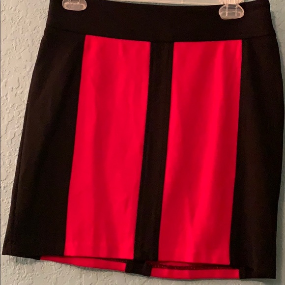Cache size 2 Black and Red short skirt - Picture 2 of 5